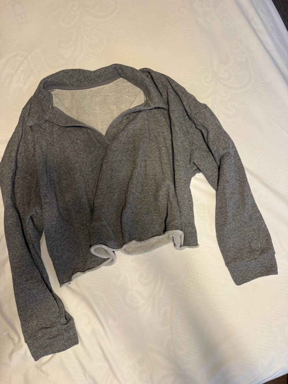 Vuori Womenโs Gray Cropped Pullover Top